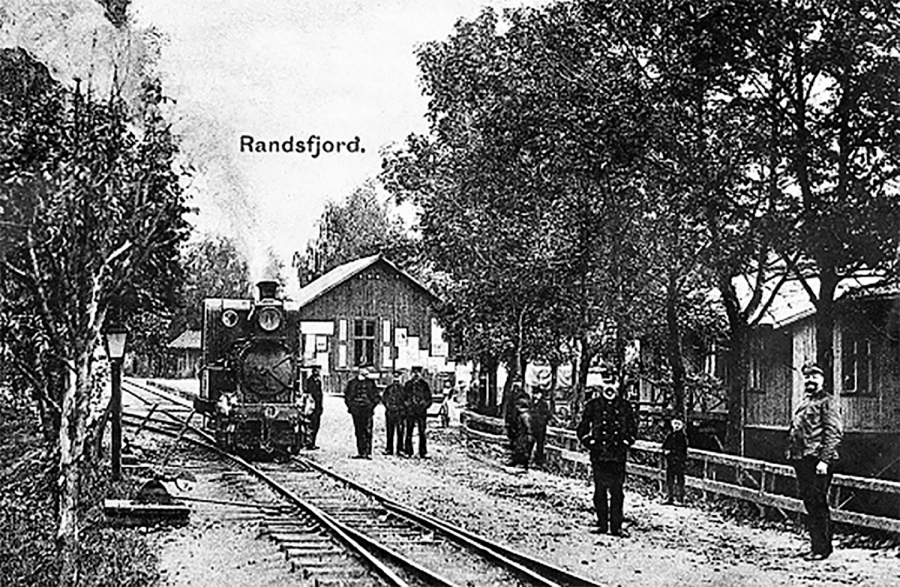 Randsfjord stasjon i 1870. 