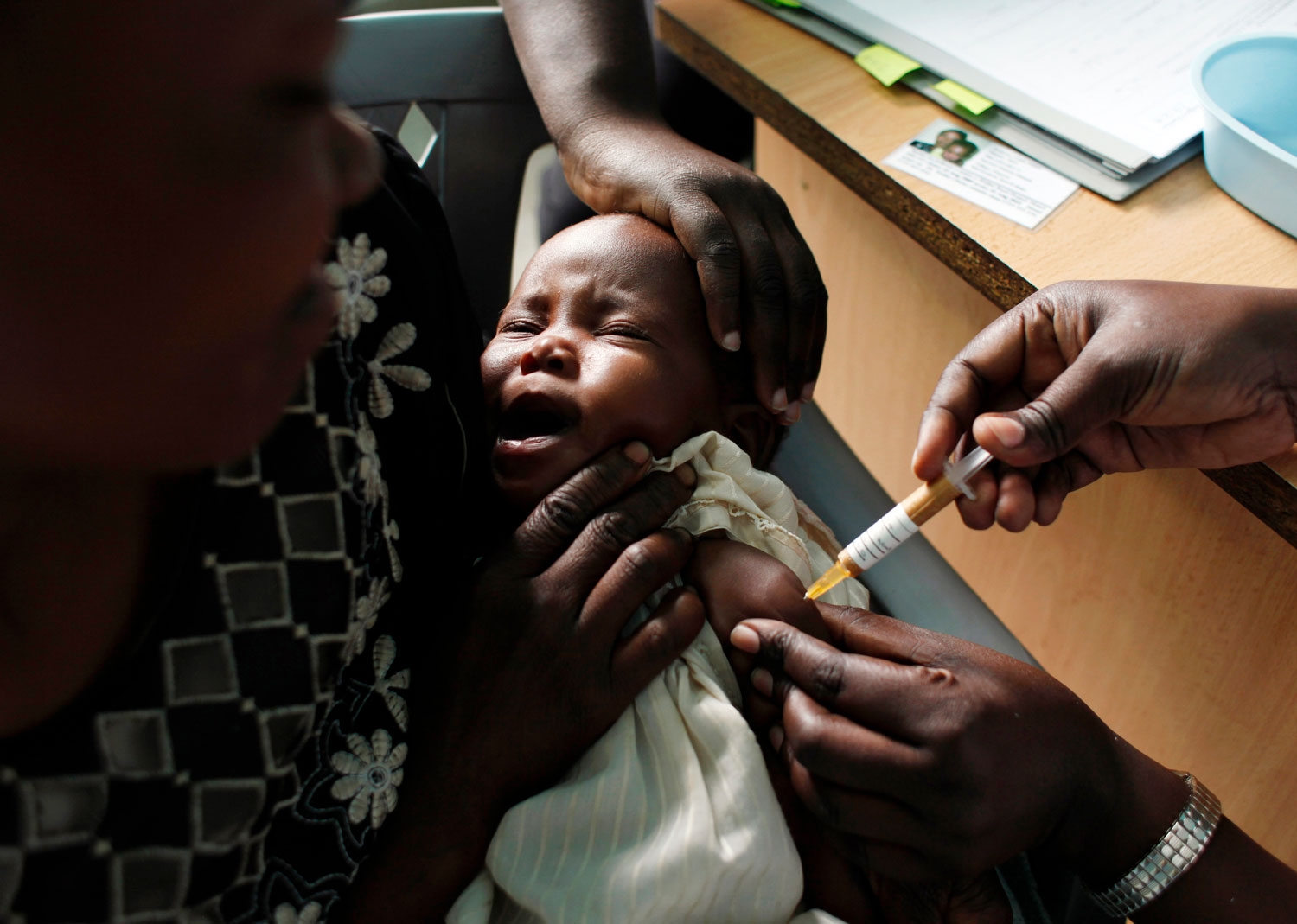 En baby får malariavaksinen som del av et testprogram i Kombewa i oktober 2009. Det har tatt 30 år å utvikle vaksinen. Nå blir Kamerun det første landet i verden som skal vaksinere barn rutinemessig mot sykdommen. 