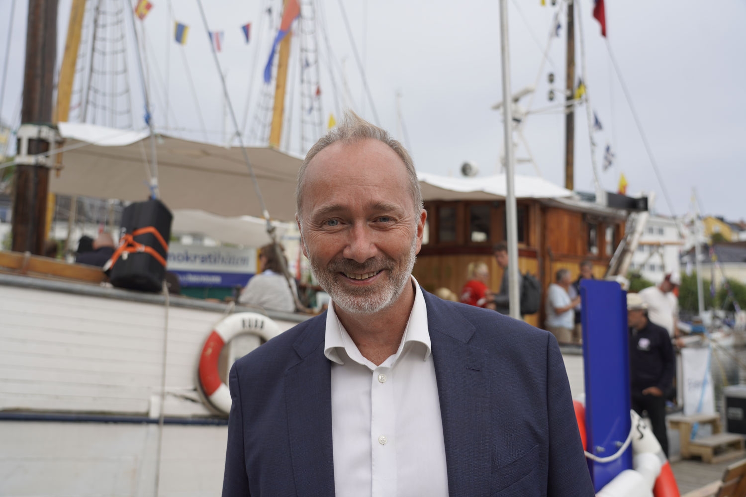 Trond Giske i varsler at han kommer til å sitte mindre stille i båten i Arbeiderpartiet framover. Her foran en vaskeekte skute i Arendal denne uken.