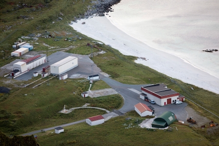 Andøya Space Center sett fra fjellet Andhue på Andøya.