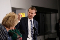Allerede før statsminister Erna Solberg (H) formelt har utnevnt KrF-nestleder Kjell Ingolf Ropstad til ny statsråd, blåser det skeiv motvind mot den påtroppende familieministeren.