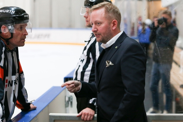 Storhamar-trener Fredrik Söderström og hans gutter tok en knepen 4-3-seier da topp møtte bunn i eliteserien ishockey lørdag. 