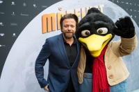 Kåre Conradi sammen med Solan på vei inn til festpremiere.