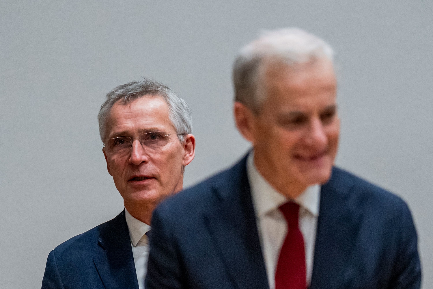 Finansminister Jens Stoltenberg (Ap) er en Supermann som kan redde valget for Ap og statsminister Jonas Gahr Støre (foran), ifølge en av aviskommentatorene. 