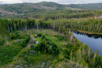 Fem personer er siktet etter at Jonas Henriksen 17. august ble funnet drept i nærheten av en hytte i Nes i Ådal. Tirsdag ble en av dem løslatt.