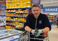 REMA 1000 Korskirkekvartalet i Bergen sentrum er kåret til "Norges beste bakgrunnsmusikk". – Dette kom som en skikkelig hyggelig overraskelse! Vi spiller musikk fordi vi liker å skape god stemning, både for kundene og for oss som jobber her. At folk faktisk legger merke til det og stemmer oss fram – det er jo fantastisk!, sier butikksjef og franchisetaker John-Andre Flåm. REMA 1000 Korskirkekvartalet i Bergen sentrum er kåret til "Norges beste bakgrunnsmusikk" av TONO. Seieren markeres med en gratis minikonsert i butikken torsdag 13. november kl. 13.30 med Synne Sørgjerd. – Dette kom som en skikkelig hyggelig overraskelse! Vi spiller musikk fordi vi liker å skape god stemning, både for kundene og for oss som jobber her. At folk faktisk legger merke til det og stemmer oss fram – det er jo fantastisk!, sier butikksjef og franchisetaker John-Andre Flåm.