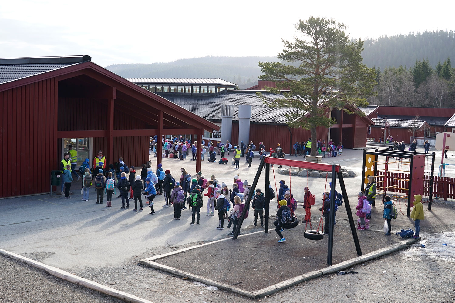 Vikåsen skole i Trondheim åpnet for 1.–4. trinn mandag. Alle elevene blir delt opp i grupper, og de må ha med eget skoleutstyr. De blir opplært til å holde én meters avstand.