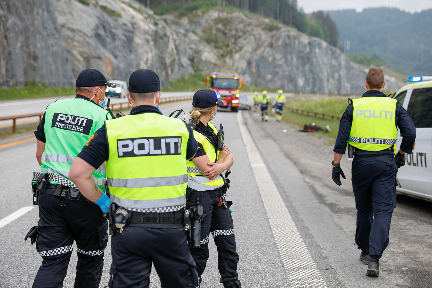 En mann i 20-årene som kjørte den ene bilen er siktet for drap på en kvinne i Oslo, og for drapsforsøk etter å ha kollidert da han kjørte mot kjøreretningen på E6. 