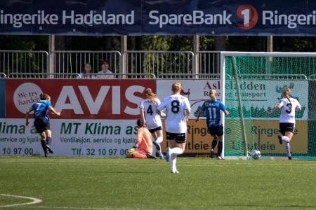 Melissa Bjånesøy (7) scorer Stabæks første mål