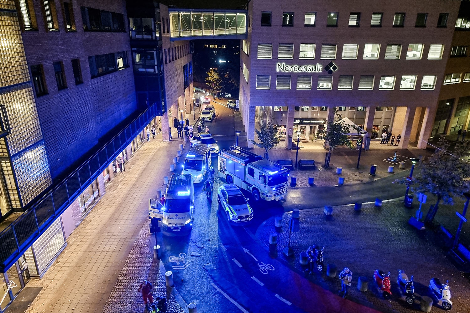 Bilen kjørte ut fra fjerde etasje i parkeringshuset på Sandvika storsenter, som er stengt som følge av ulykken. Både politi, brannvesen og helsepersonell er på stedet med store ressurser. 