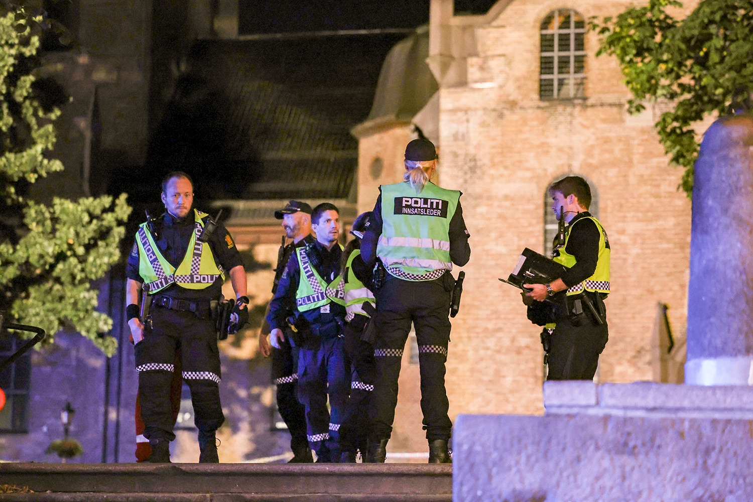 Politiet rykket ut til Oslo domkirke i Karl Johans gate, der en mann har blitt knivstukket.