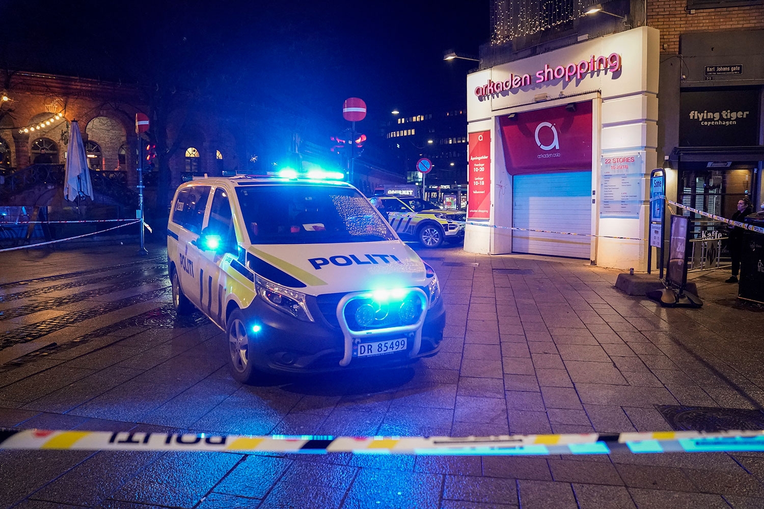 Ingen er pågrepet etter skyting på åpen gate ved Arkaden kjøpesenter i Karl Johans gate i Oslo søndag kveld. 