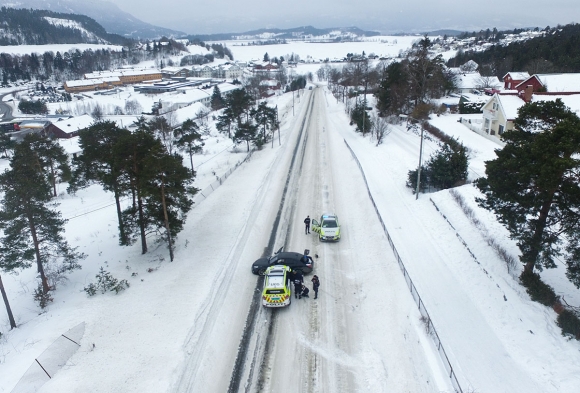 Her ble fluktbilen stoppet etter et par svinger utenfor veien