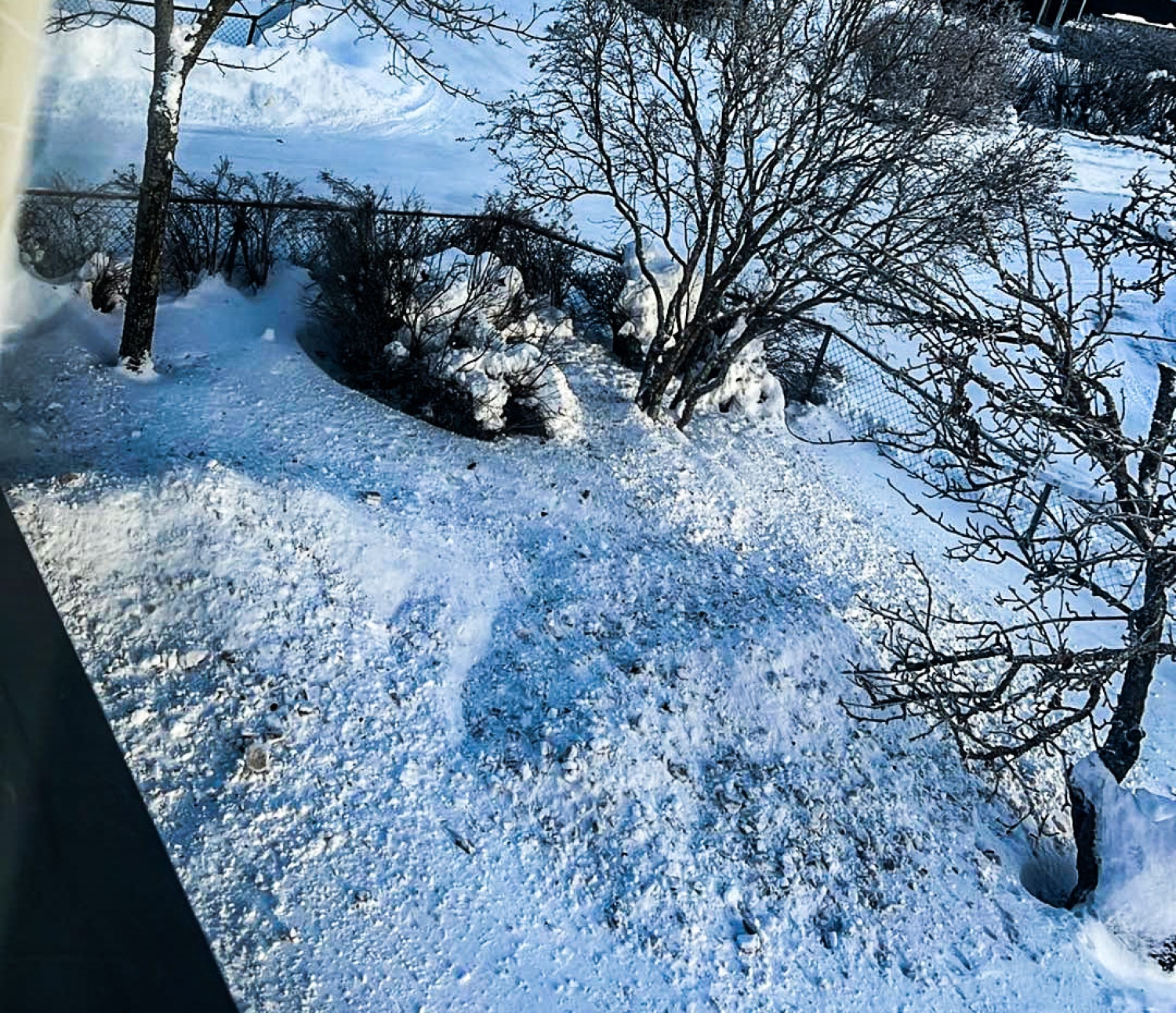 Ikke mye hyggelig å få dette sendt over gjerdet. Her skulle småunger ha lagd snømann og snøhytte, men Ringerike kommune vil bruke plassen til noe annet.