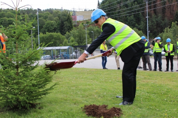 GRØNN VEKST: Konsernsjef i Norske Skog, Sven Ombudstvedt planter et tre på fabrikkområdet som symbol på biogassprosjektet.