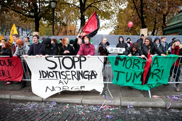 Demonstranter fra Blitz og SOS Rasisme holder motdemonstrasjon når organisasjonen &quot;Stopp islamiseringen av Norge&quot; (SIAN) demonstrerer på Eidsvolds plass foran Stortinget i Oslo i 2013. 