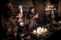 Norske Kristofer Hivju fra venstre, Kit Harington og Emilia Clarke i en scene fra «Game of Thrones.»