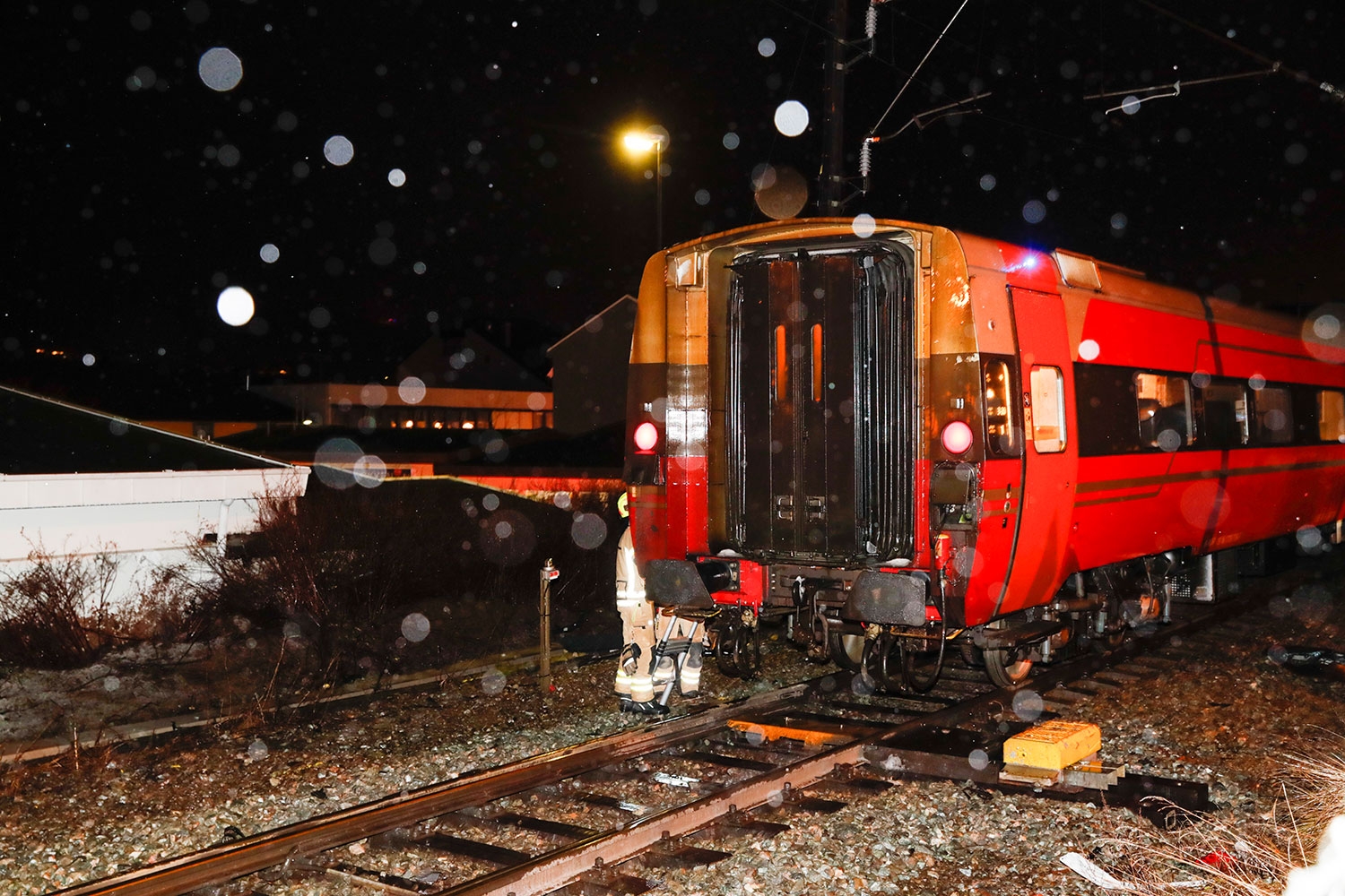 En bil ble truffet av toget på en planovergang i Vikersund. En mann mistet livet.