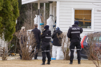 Politiet gjør undersøkelser ved en bolig i Krødsherad. En mann er siktet for å ha drept samboeren sin. 