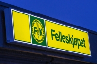 Felleskjøpet viser til at det er kjedens hagesentre som skal holde åpent.