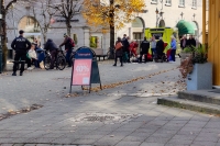 Mann i 70-årene meid ned av ruset tenåring på el-sparkesykkel på Søndre torg