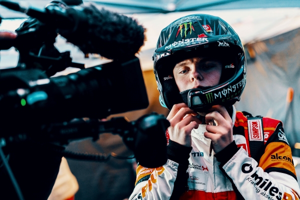 «Born2Drive» har premiere neste uke - men førpremiere til helgen. Der er publikum Oliver Solberg – sønn av Petter – med på hans vei mot motorsporttoppen, fulgt av kameraene til Marcus &amp; Martinus-filmregissøren 