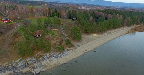 De karakteristiske furuene på stranda er beholdt