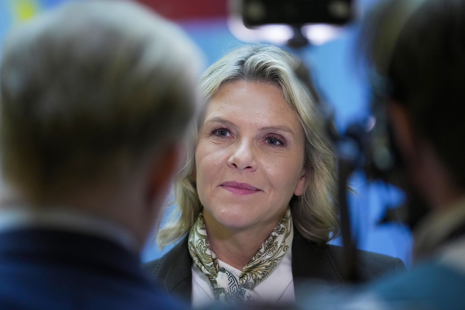 Frp-leder Sylvi Listhaug reagerer på anklager om snusk og avsløringer om overforbruk i forsvarssektoren.