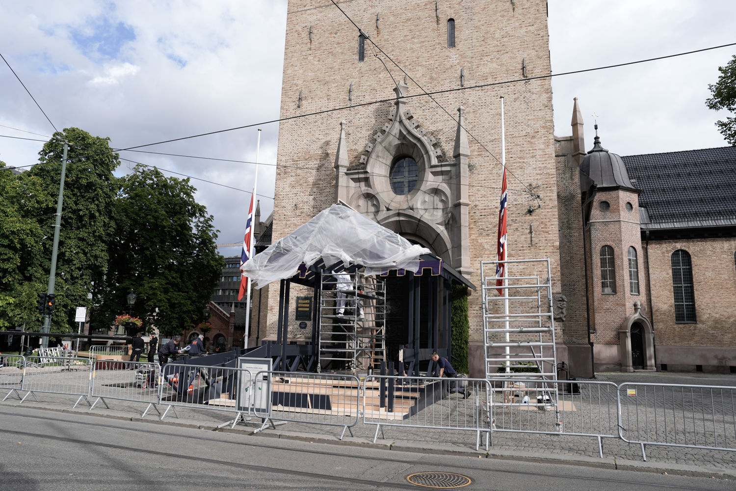 Domkirken og Stortorget klargjøres med baldakin og pressetribuner.