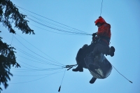 Her skjæres hanggliderpiloten løs