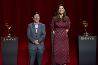 Ken Jeong og D'Arcy Carden kunngjorde nominasjonene til Primetime Emmy-prisene fra det amerikanske TV-akademiet i Los Angeles tirsdag.