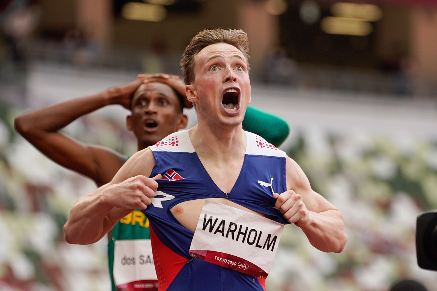 Karsten Warholm river i stykker trøya i glede over OL-gull og verdensrekord på 400 meter hekk. 