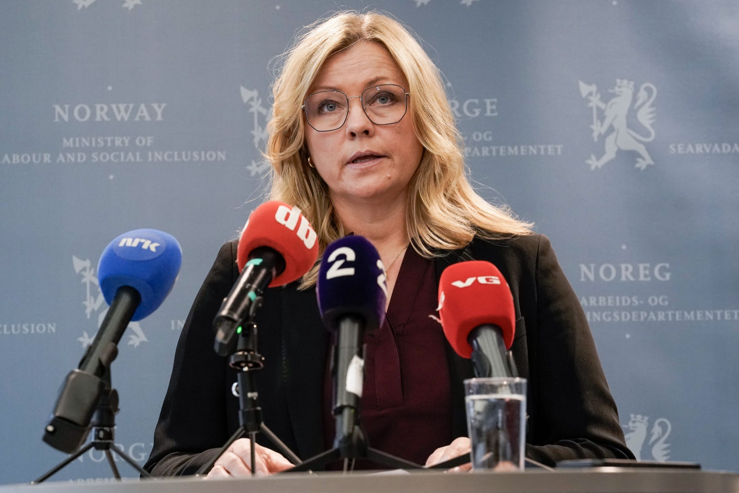Nåværende arbeids- og inkluderingsminister Kjersti Stenseng presenterte kommunekommisjonen da hun var statsråd i Kommunal- og distriktsdepartementet i fjor vår. Her er under en pressekonferanse om Nav og Riksrevisjonen.