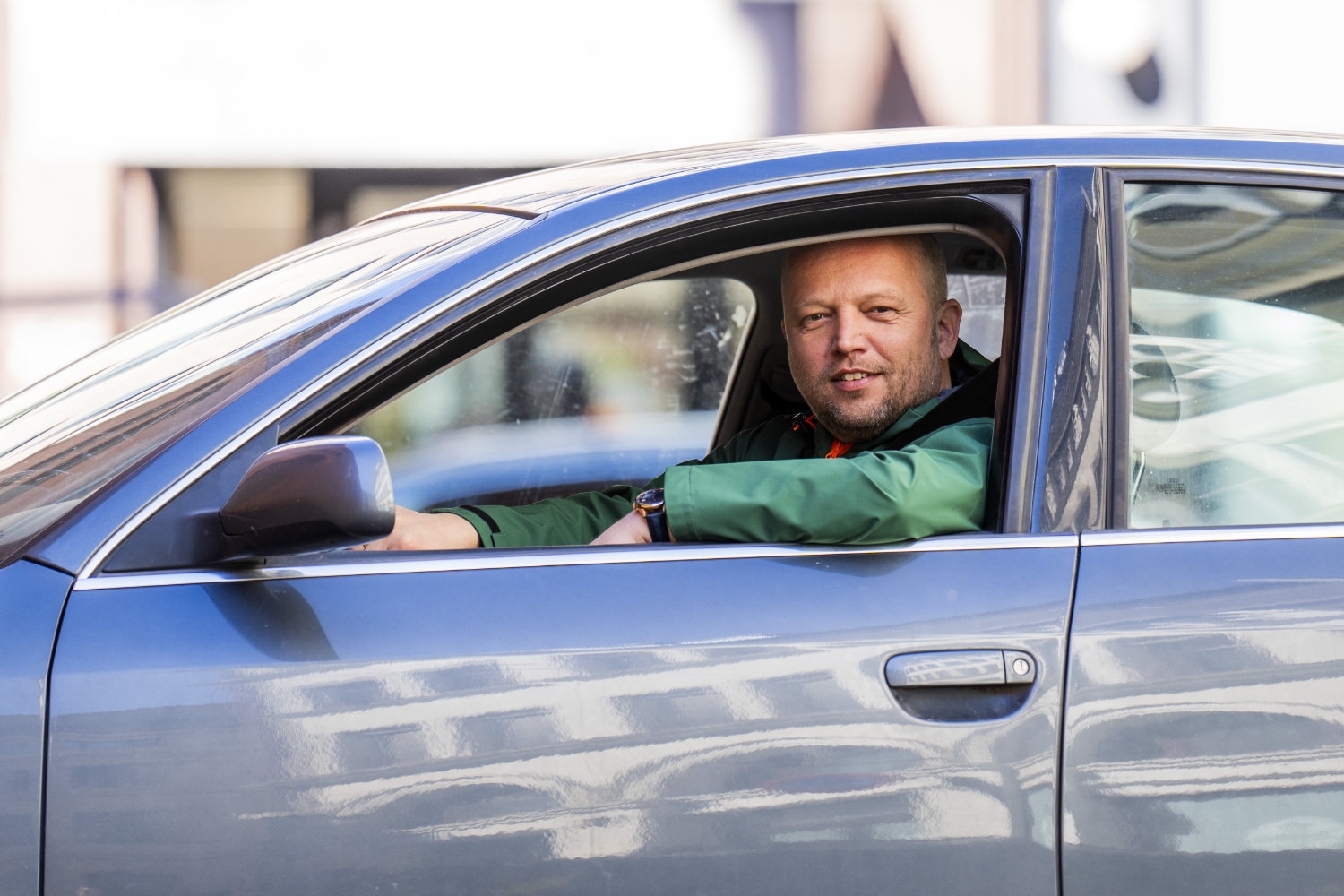 Leder i Senterpartiet Trygve Slagsvold Vedum viser fram sin Audi A6 2002-modell utenfor Stortinget. Han er ikke fornøyd med at det foreslås EU-kontroll hvert år for denne typen biler. 