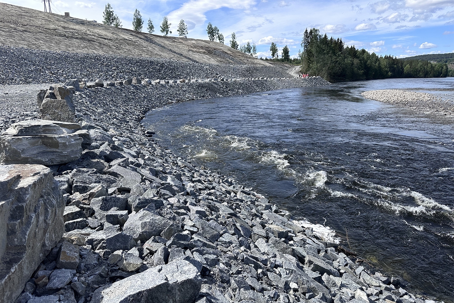 Årbogen ved E16 med ny flomvoll - juni2024. 