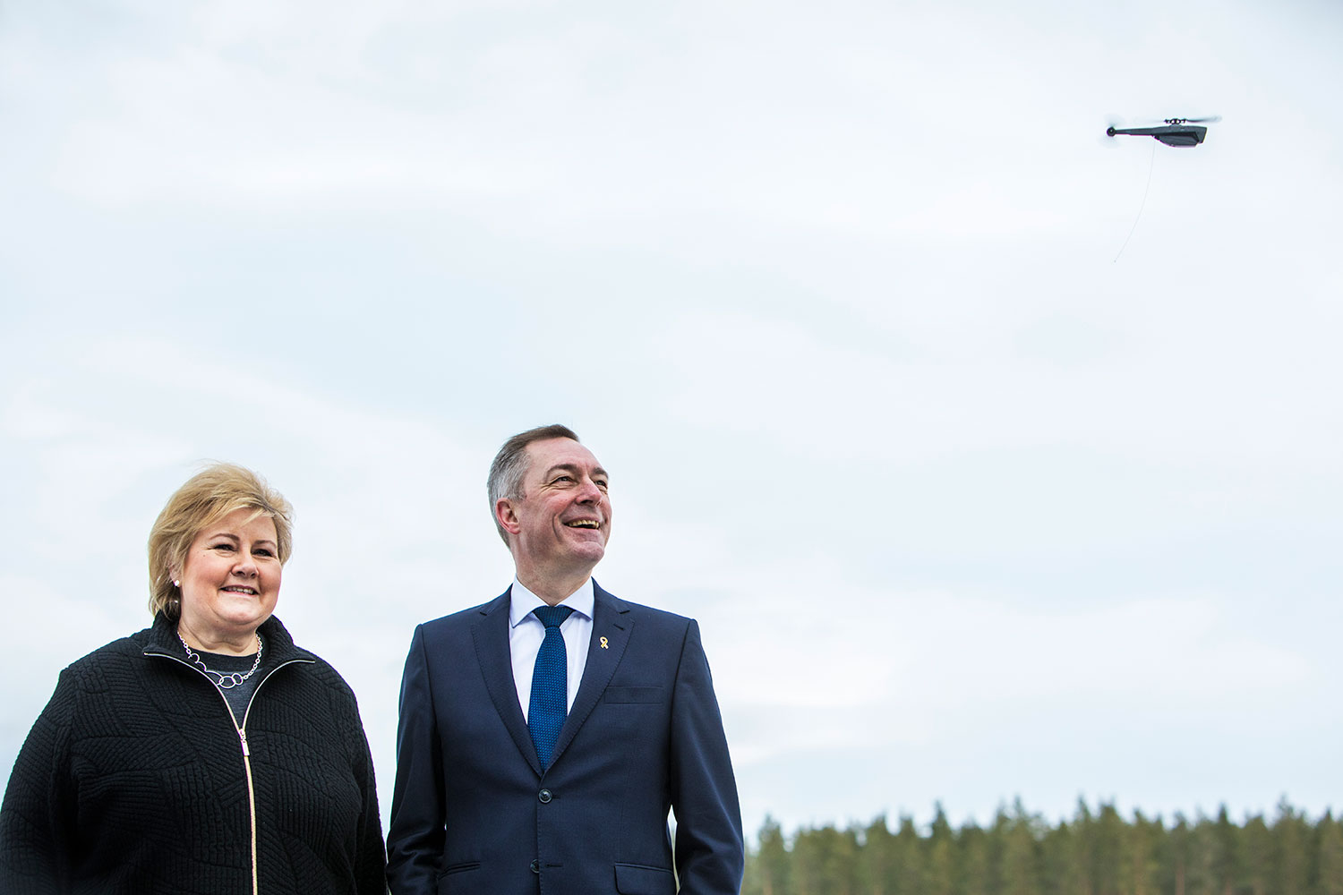 Statsminister Erna Solberg (H) og forsvarsminister Frank Bakke-Jensen (H) besøkte droneprodusenten Flir ved Hønefoss i 2019. Da fikk de demonstrert Black Hornet-dronen. 