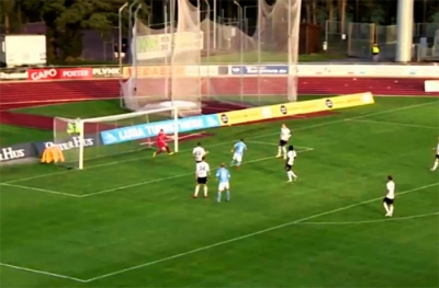 Sandnes-Ulf scorer mens Anyora rusler i bakgrunnen