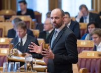 Arild Grande (Ap) sier partiet vil etablere nasjonale tilskuddsordninger «for forsøk med kortere arbeidstid/sekstimersdag».