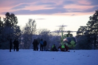 Den skadde tas hånd om av medisinsk personale