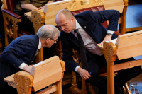 Arbeiderpartiet og Senterpartiet går tilbake på en fersk måling i Dagbladet. Her prater statsminister Jonas Gahr Støre med finansminister Trygve Slagsvold Vedum.