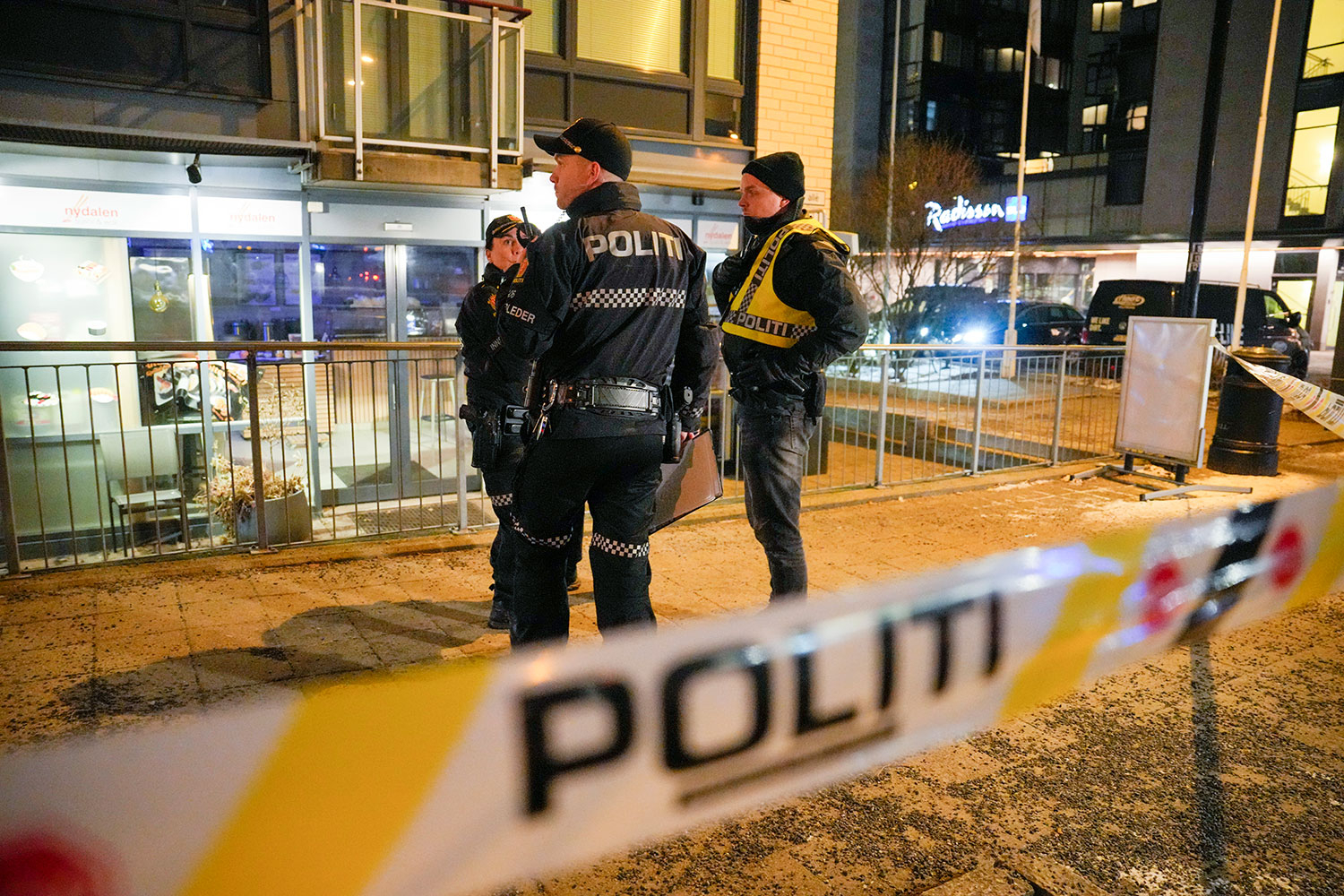 Politiet utenfor gatekjøkkenet i Nydalen der en mann løsnet et skudd, trolig fra en pistol, mandag kveld.