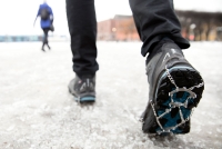 Isbrodder, brodder til bruk på sko. Glatt føre, glatt is, mangelfull strøing, vinter, glatte fortau og veier. 