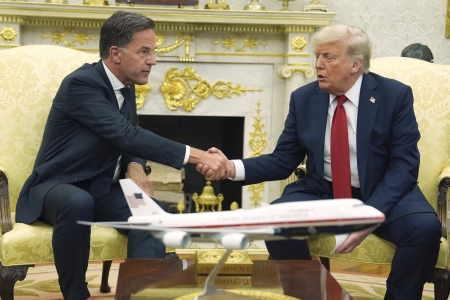 Nato-sjef Mark Rutte og USAs president Donald Trump annonserte at de har inngått en avtale om å sende våpen til Ukraina under en pressekonferanse i Det hvite hus mandag.