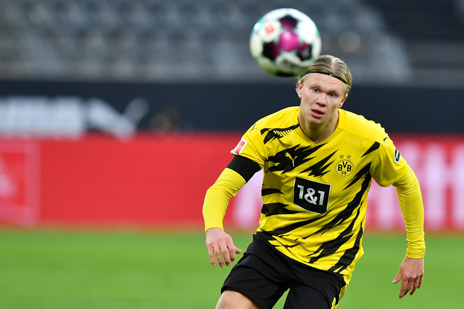 Erling Braut Haaland i aksjon for Borussia Dortmund. Han har vært skadd den tiden, men er spilleklar på nyåret. 