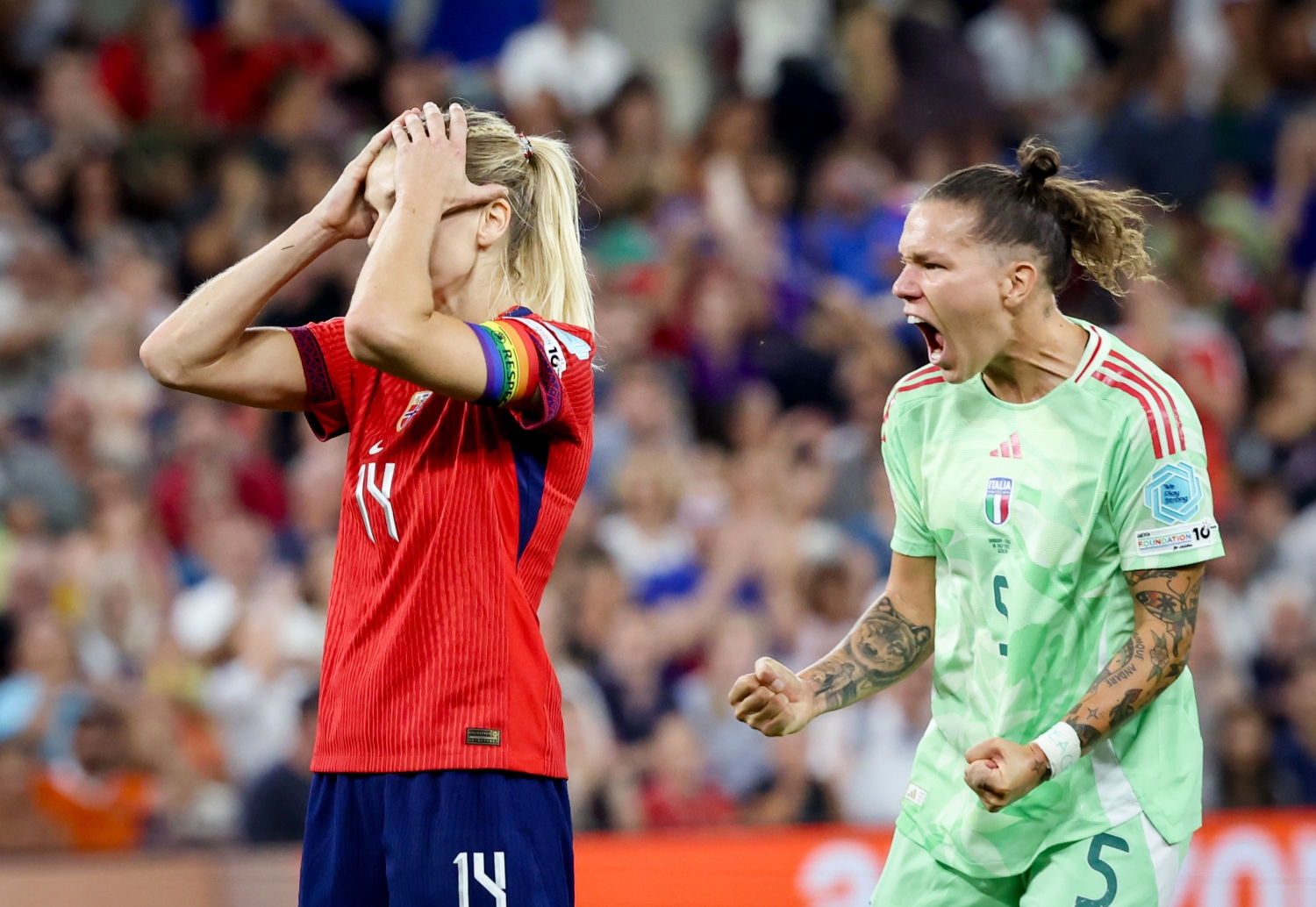 Ada Hegerberg fortviler over sin straffemiss i EM-kvartfinalen mot Italia. 