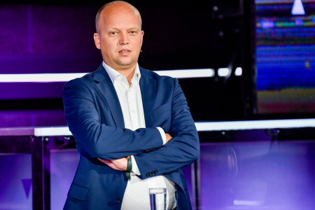 TV 2s programleder Arild Riise måtte ta i bruk fløyte for å stoppe Sp-leder Trygve Slagsvold Vedum under tirsdagens partilederdebatt i Bergen. 