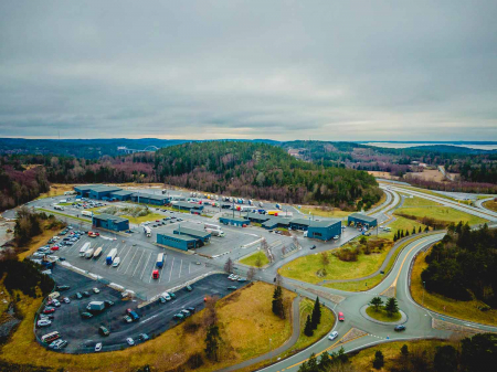 Kun et fåtall svinger inn til teststasjon på Svinesund når de kommer fra Sverige. 