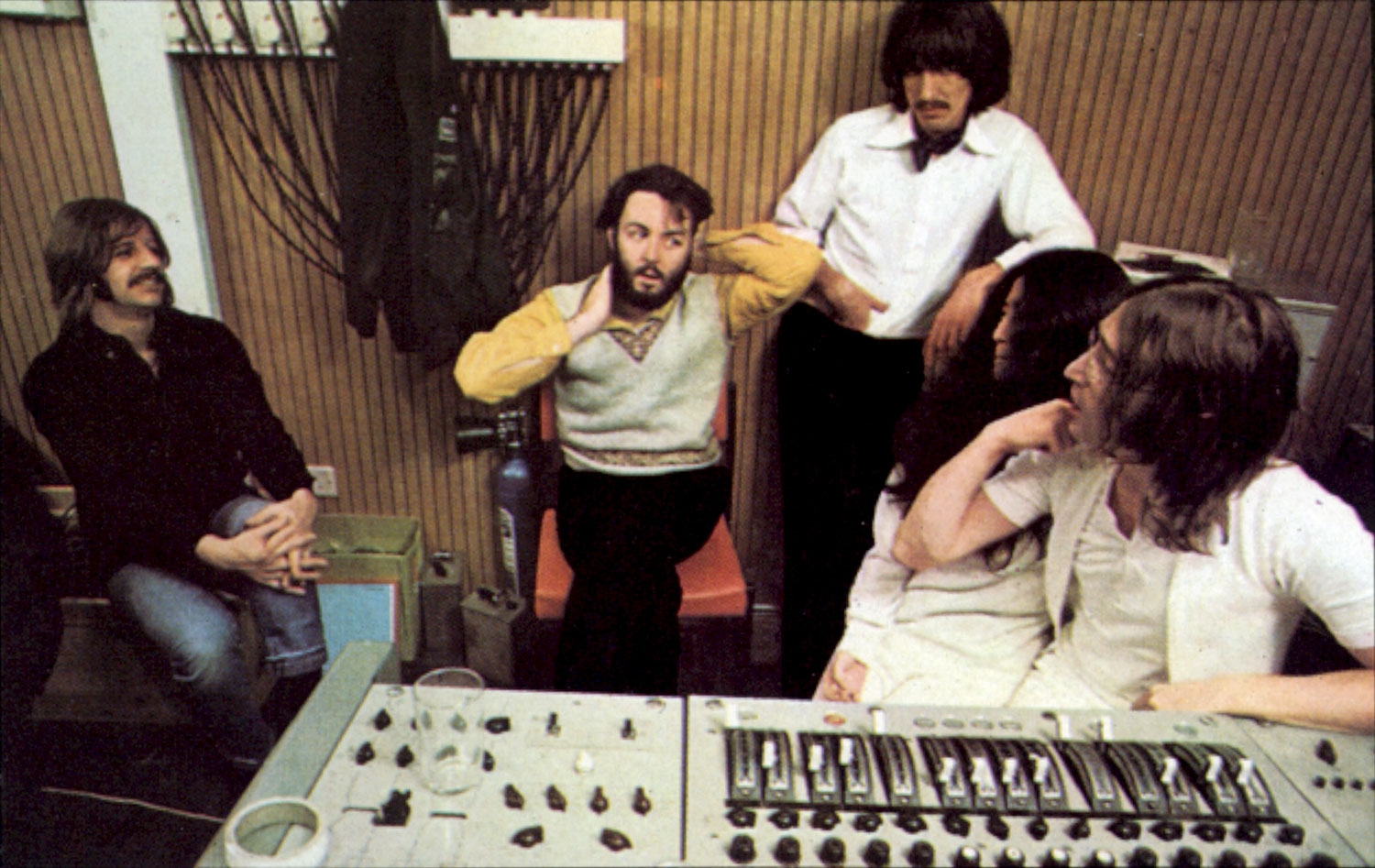 The Beatles fotografert i studio i 1969 da de spilte inn «Let It Be»-albumet. Året før var singelen «Hey Jude» gitt ut, noe som skulle vise seg å bli en av de mest spilte sangene til gruppa tross lengden på over 7 minutter. Nå er den håndskrevne teksten Paul McCartney (midten) skrev, solgt for 9,3 millioner kroner.