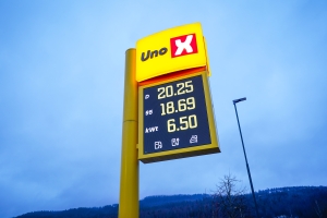 Over halvparten av elbilistene sliter med å finne prisen hos hurtigladerne