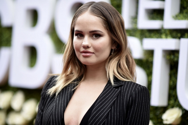 Debby Ryan spiller hovedrollen i den kommende og allerede mye omtalte Netflix-serien, og hun bærer en såkalt fat suit i starten - noe som får folk til å reagere. &quot;Kroppsstørrelse er ikke humor&quot;, rases det på Twitter. 